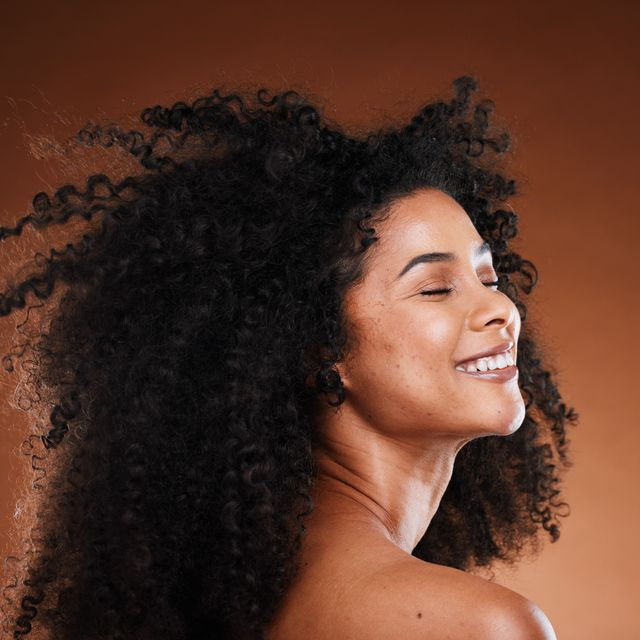 mujer de cabello rizado negro